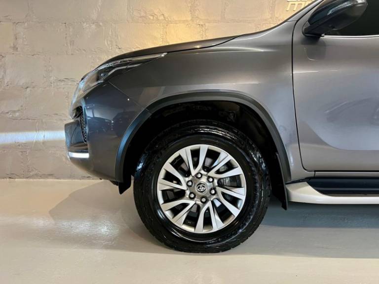 TOYOTA - HILUX SW4 - 2021/2021 - Cinza - R$ 299.900,00