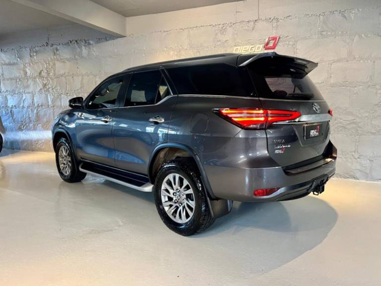 TOYOTA - HILUX SW4 - 2021/2021 - Cinza - R$ 299.900,00