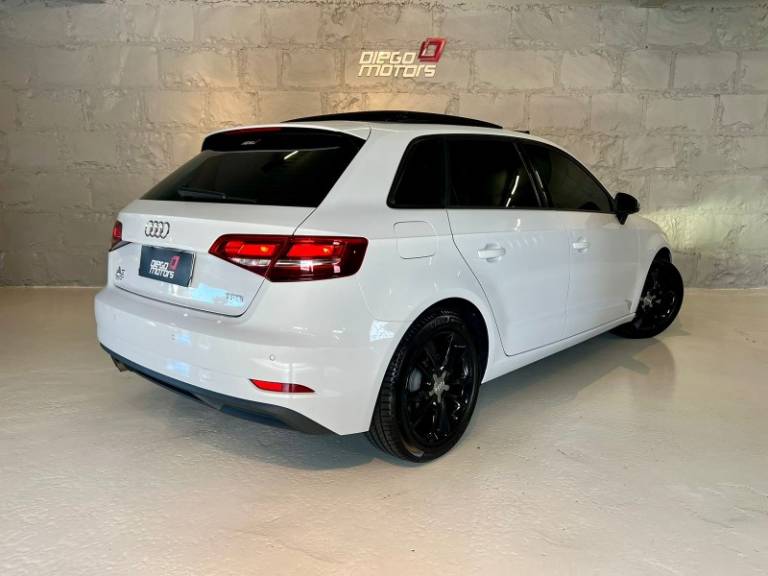 AUDI - A3 - 2017/2017 - Branca - R$ 99.900,00